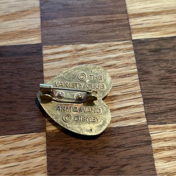 Vintage - Variety Club Disney -  Mickey Mouse Arm and Wand Heart Pin - Picture 5 of 7